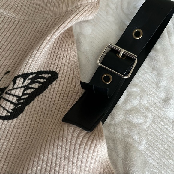 SOLD❤️‍🔥Printed Knit Halter Crop Top with Faux Leather Straps size Small - Picture 4 of 8